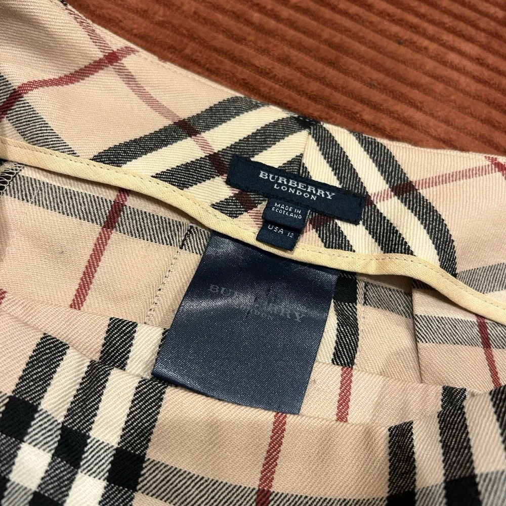 Burberry Vintage Beige Plaid Mini Skirt with Black Lace - Picture 9 of 9